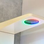 Difusor de agua y aire con cromoterapia mediante luz de colores de la ducha eco inteligente y accesible Showee.