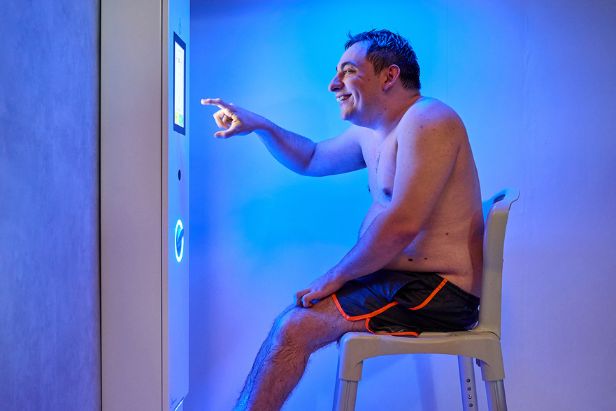 Usuario Marc Buixaderas en la ducha Showee adaptando el programa a su necesidad.