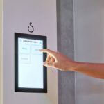 Pantalla táctil para hacer funcionar la ducha accesible Showee