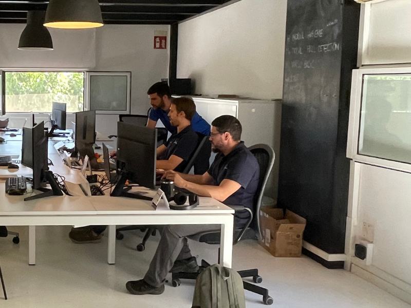 El equipo fundador de la ducha eco inteligente y accesible Showee trabajando en nuevas mejoras y proyectos.