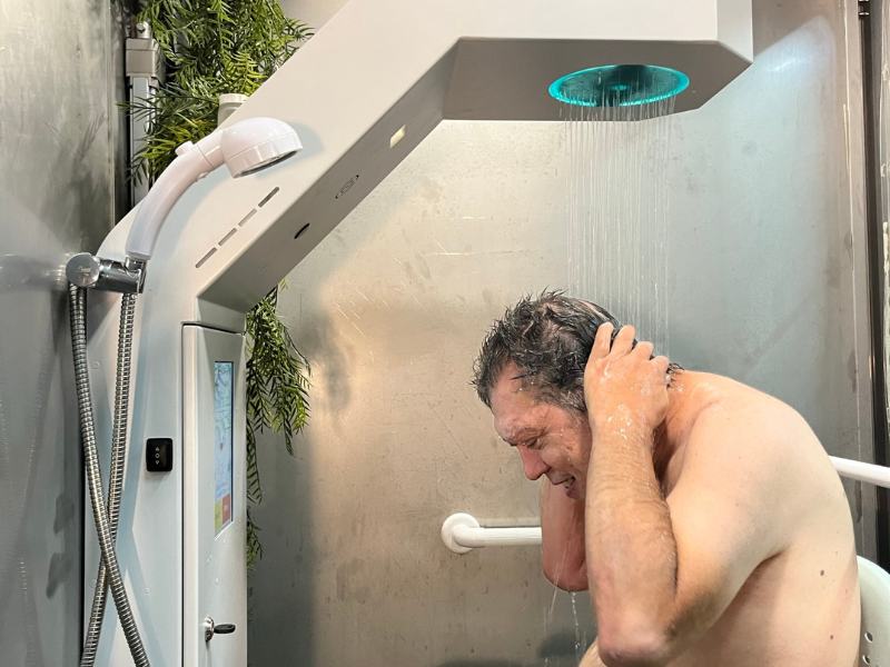 Señor duchándose en la ducha Showee Shower en las instalaciones de Oliva Torras en Manresa.