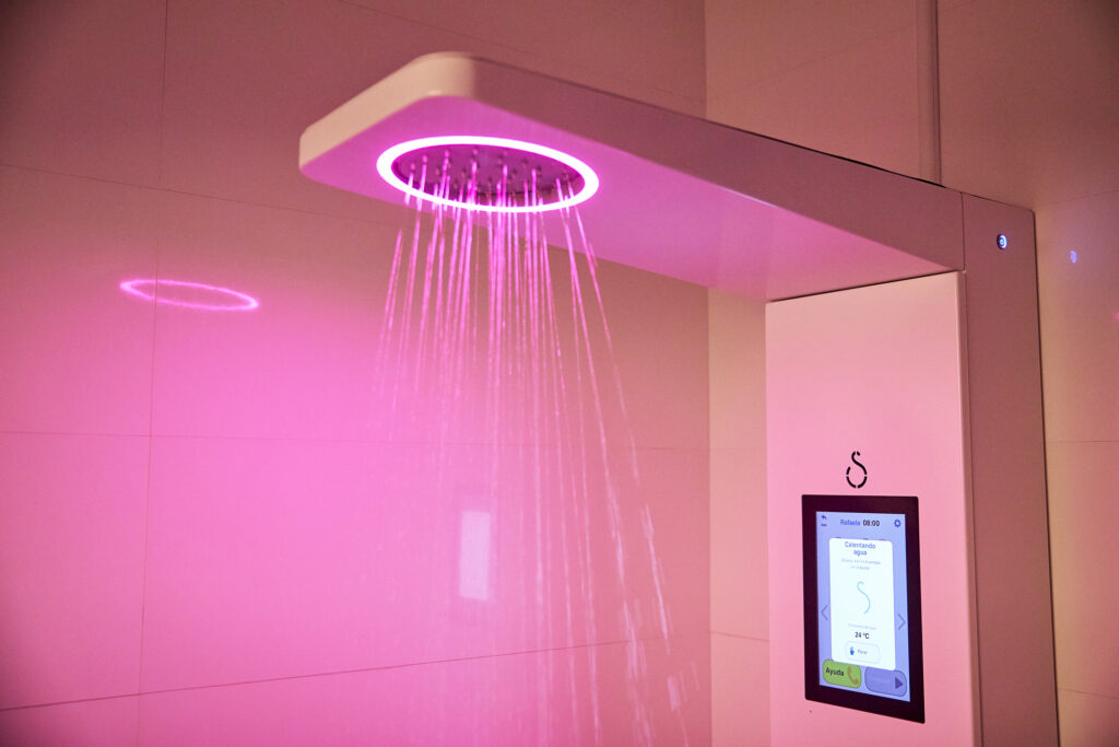 Detalle de la ducha eco inteligente y accesible Showee con cromoterapia
